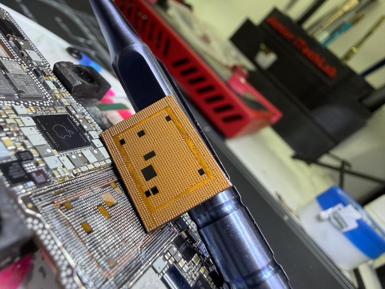 Reparo em placa de iPhone na iTechLab